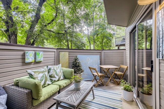 Building Photo - Ideal Downtown 1 BDR Close to Shops & Trails