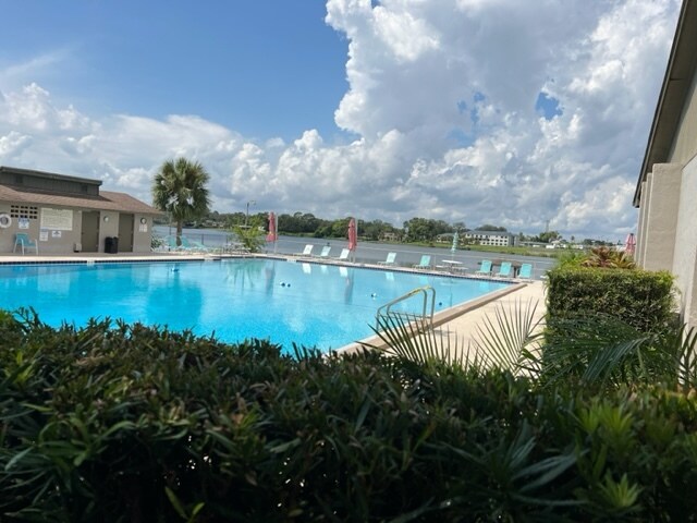 Building Photo - 1543 N Carolwood Blvd