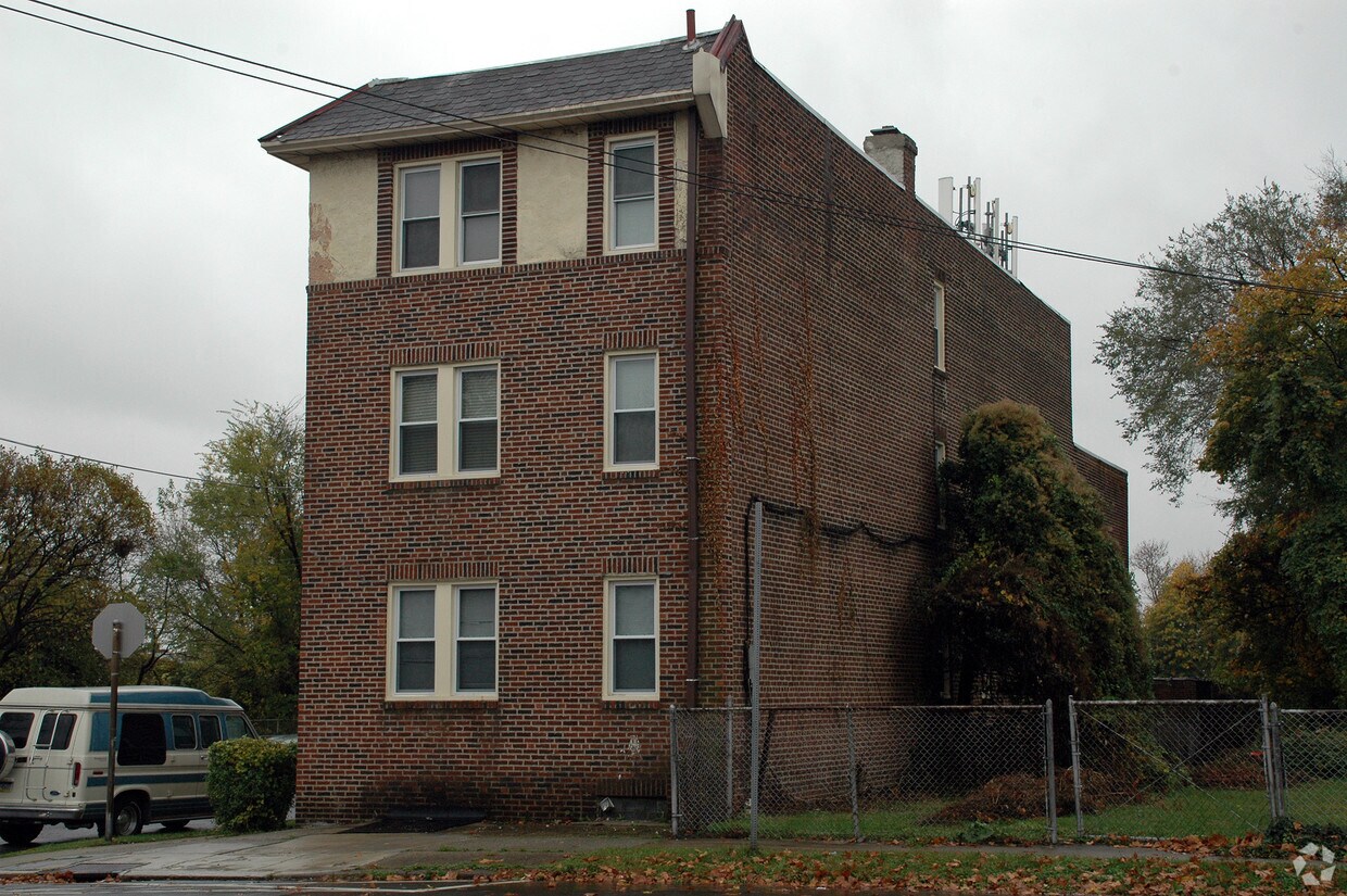 Building Photo - 222 W Chew Ave