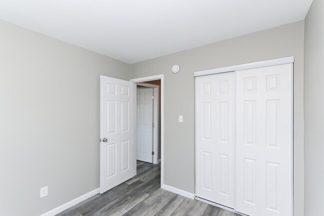 Building Photo - 511 Jamestown Ct