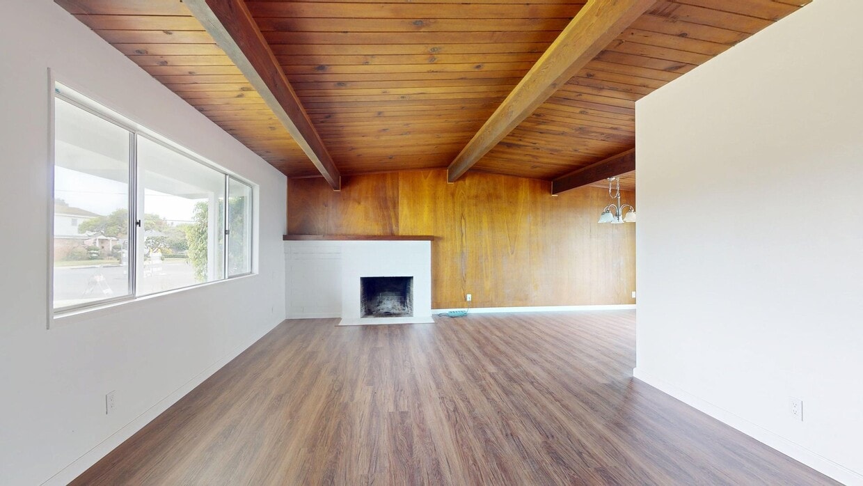 Primary Photo - Spacious 3 Bedroom Home Available for Long...