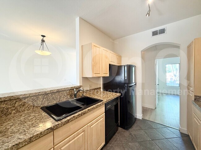 Building Photo - 1411 E Orangewood Ave