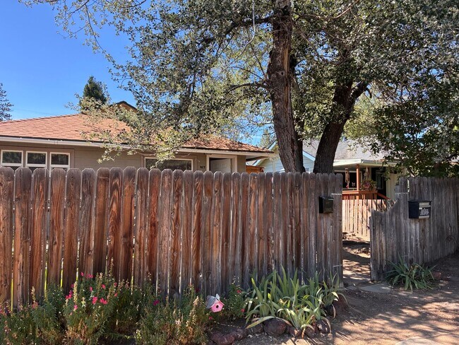 Foto del edificio - Located Right Off Galveston, 2 Bedroom Duplex w/Fenced Yard!