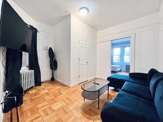 Foto del edificio - Furnished room/NOT APARTMENT