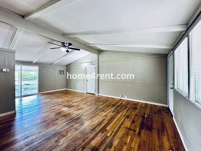 Building Photo - Cozy Ranch Style Home w/ Wood Floors and P...