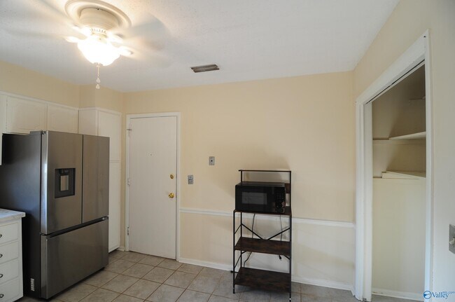 Building Photo - 8205 Willowbrook Cir SE