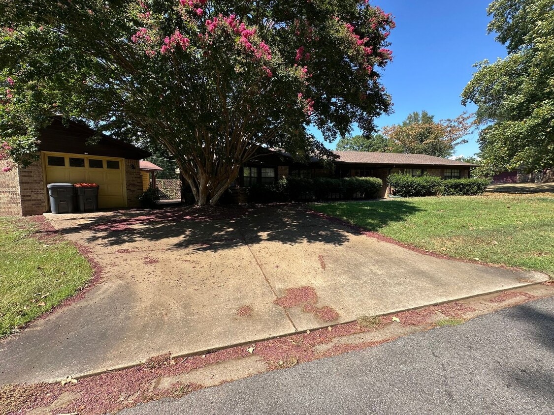 Primary Photo - Come take a look at this 3-bedroom 2-bathr...