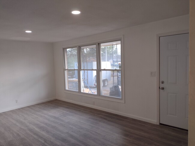 Building Photo - 15 Strassbourg Rd