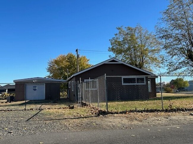 Foto del edificio - Charming 3-bedroom, 1-bathroom home located in the vibrant community of Pasco, WA.