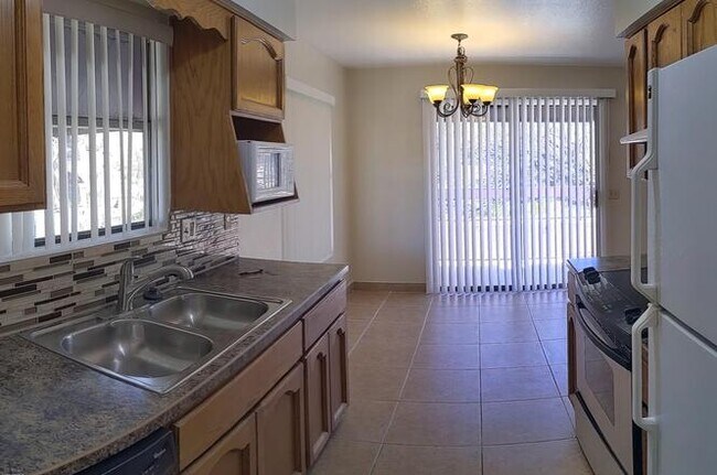 Building Photo - 16657 E Gunsight Dr