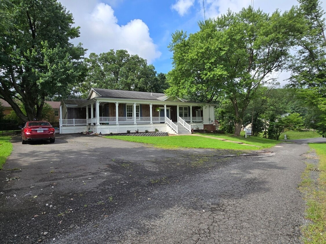 Building Photo - Charming One-Level Retreat with Wraparound...