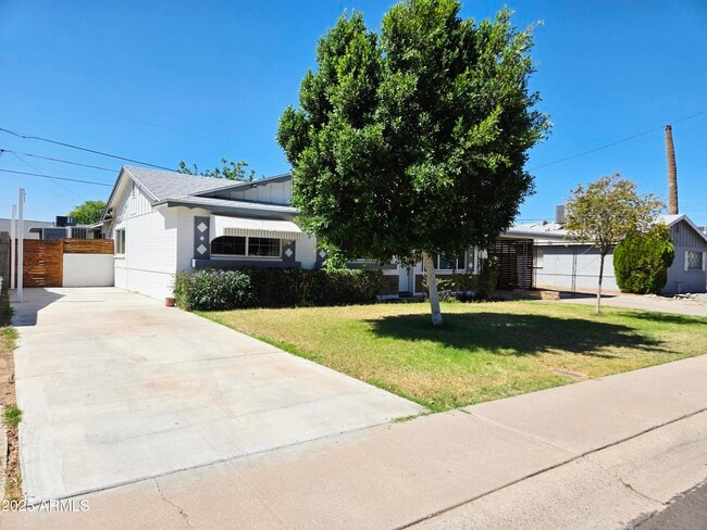 Building Photo - 3039 W Bloomfield Rd