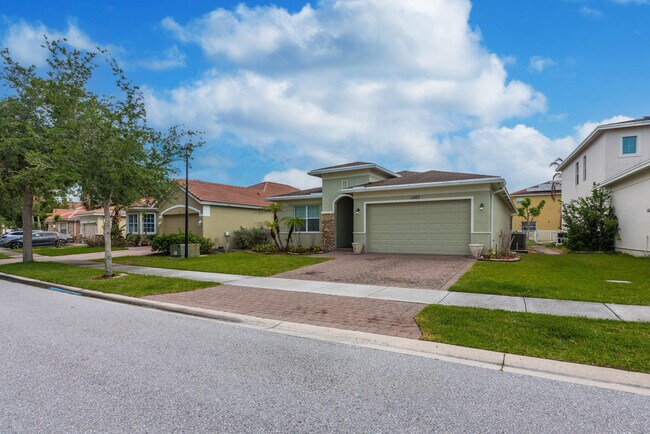 Building Photo - 1367 NW Leonardo Cir