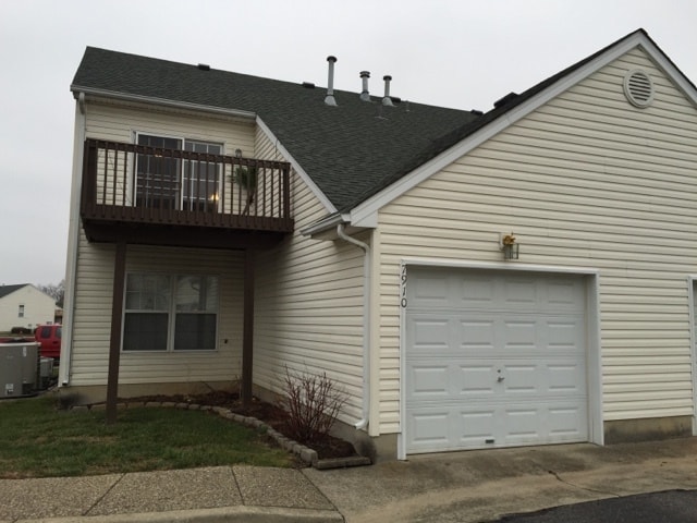 Building Photo - Updated Spacious Town Home with Attached G...