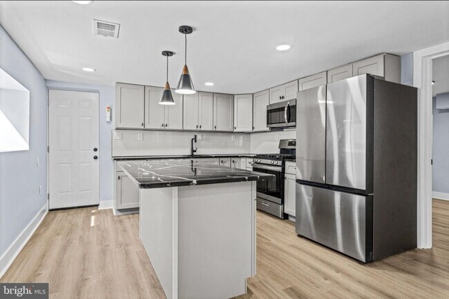 Building Photo - 2 N Newton Pl