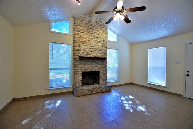 Foto del edificio - 4/2 Duplex Close to Parmer Lane