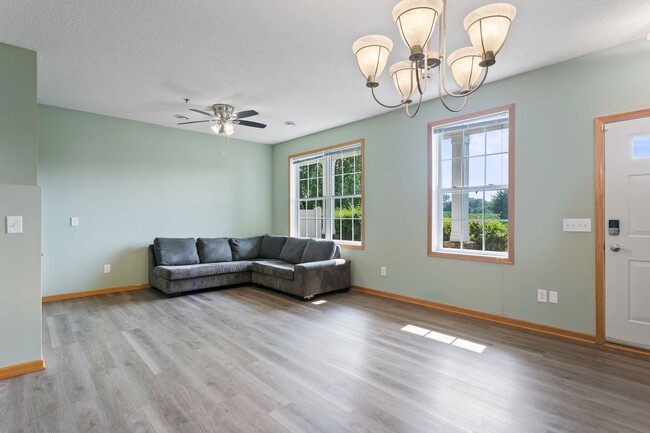 Building Photo - Freshly Remodeled 3bd 3ba Townhome for Ren...