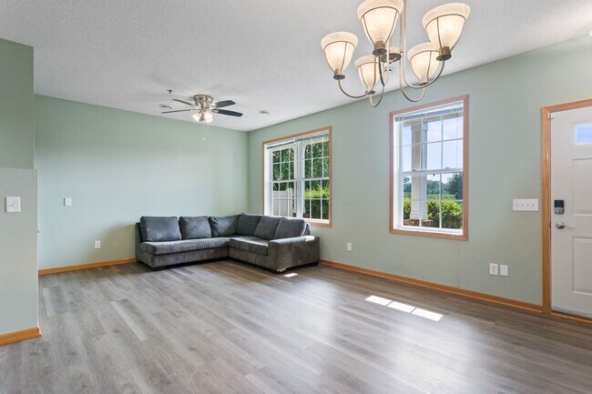 Foto del edificio - Freshly Remodeled 3bd 3ba Townhome for Rent in Club West, Blaine – Pond View!