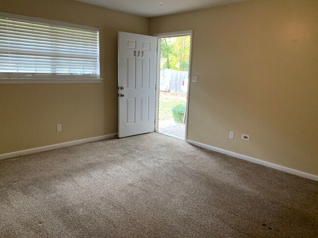 Foto del edificio - Looking for something new??? Coming Soon! Move In Special - $0 security deposit!!