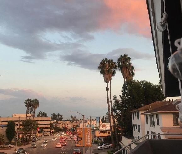 Foto del edificio - 1635 S Beverly Glen Blvd