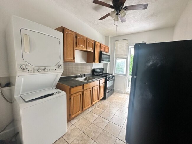 Foto del edificio - 1 Bedroom & Den 3659 Cottage Ave