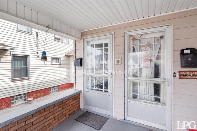 Building Photo - 4138 N Lockwood Ave