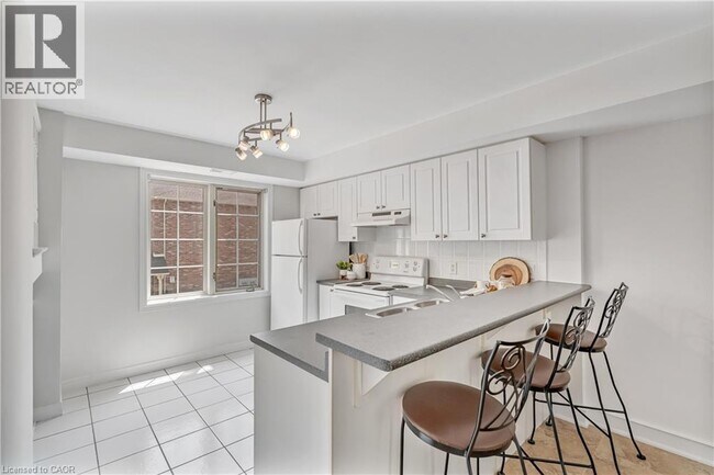 Building Photo - 4045 Upper Middle Rd