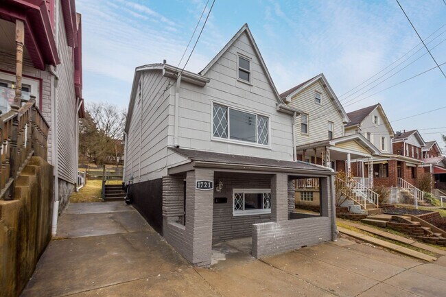 Foto del edificio - Newly renovated 2 bedroom home in Carrick available now!!