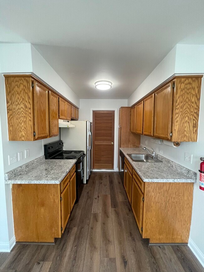 Building Photo - 15853 Charleston Dr