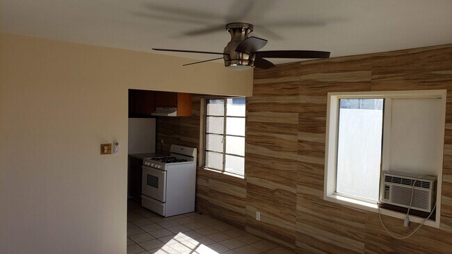 Foto del edificio - E Washington Ave Triplex