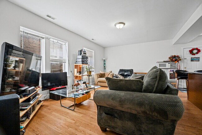 Foto del edificio - 6319 N Sacramento Ave