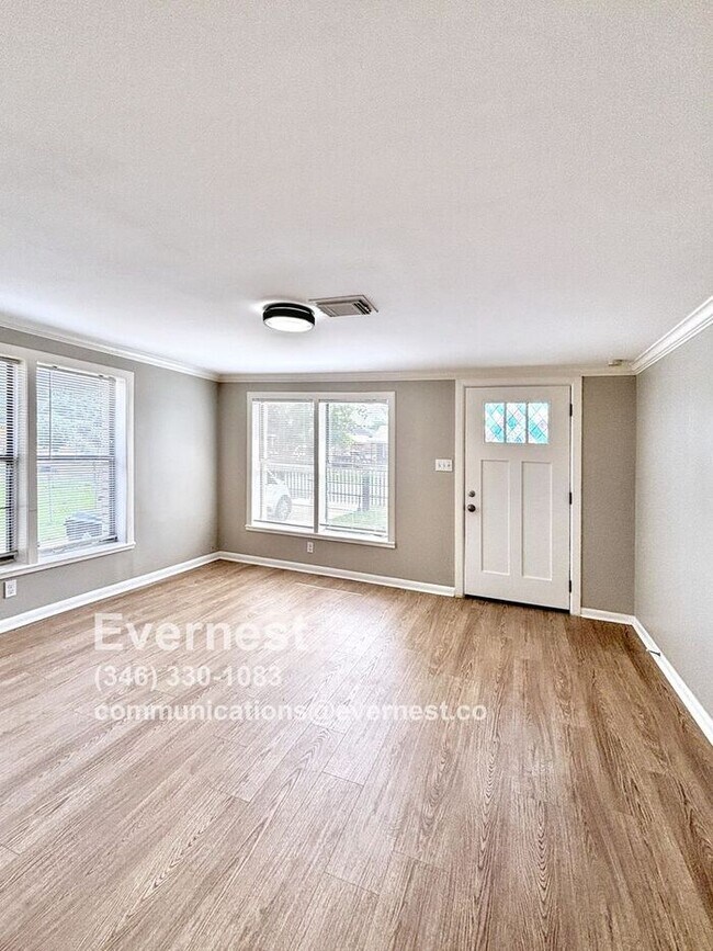 Foto del edificio - 3-Bedroom, 2-Bath Home with Pool and Conve...