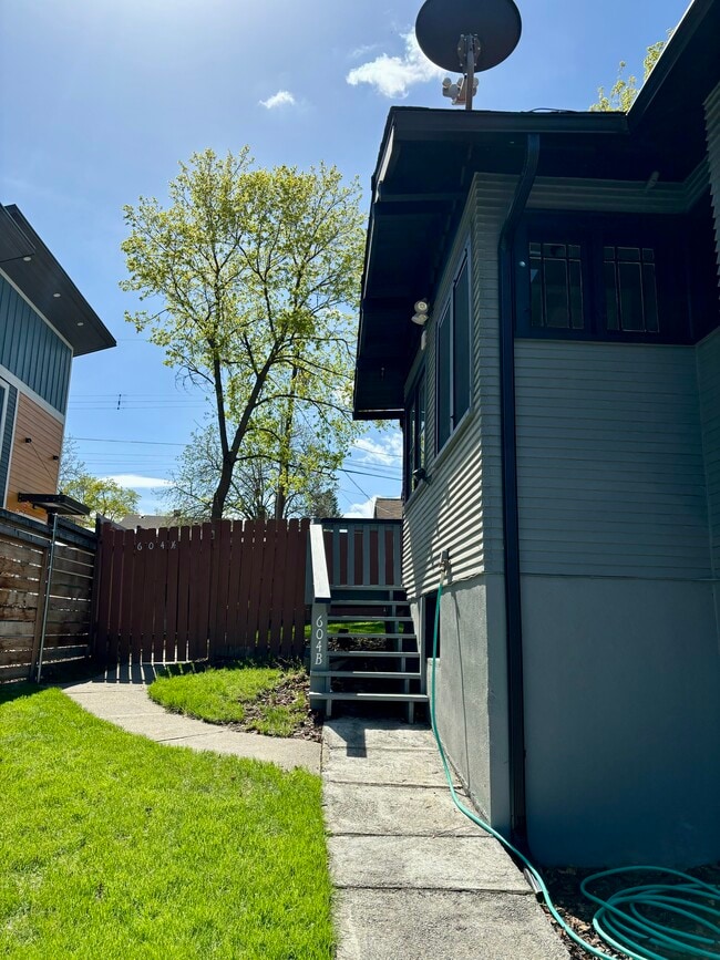Building Photo - 604 E 7th Ave
