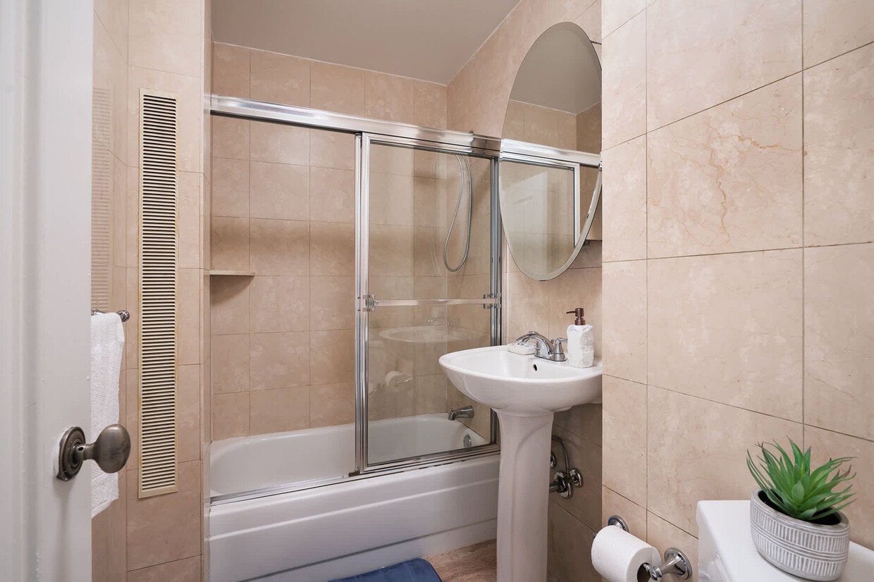 Foto principal - 234 W 73rd St