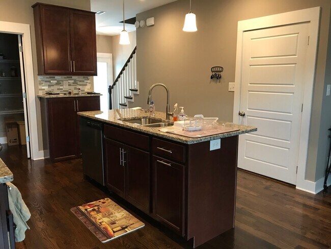 Building Photo - Large 2 Bedroom Condo For Rent Near Downto...