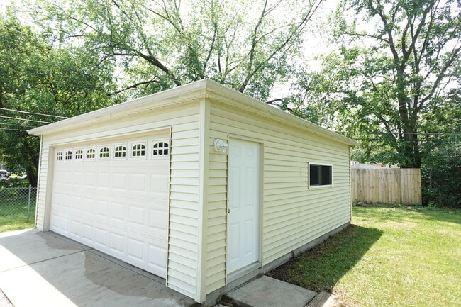 Foto del edificio - 2045 Magnolia Rd