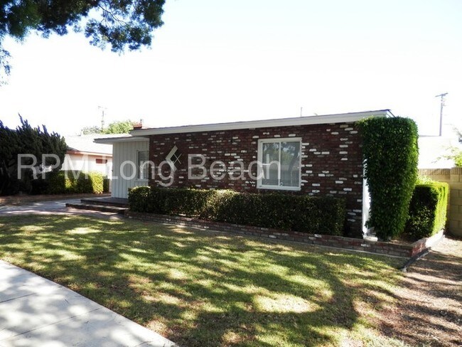 Building Photo - 5760 E Los Arcos St