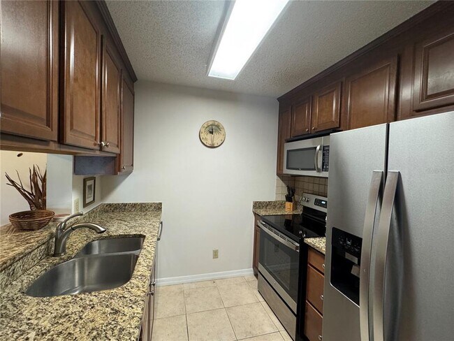 Foto del edificio - 4032 Crockers Lake Blvd