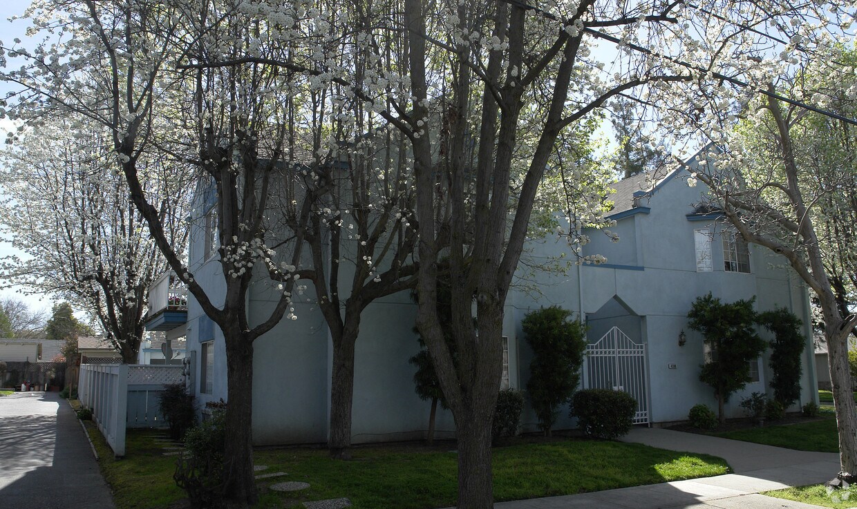 Foto del edificio - 4590 Augustine St