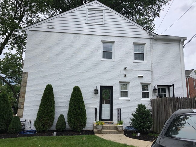 Building Photo - 201 E Indian Spring Dr
