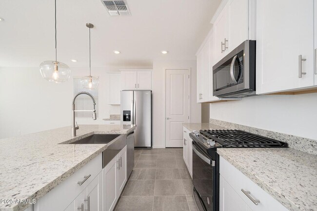 Foto del edificio - 17305 W Sanna St