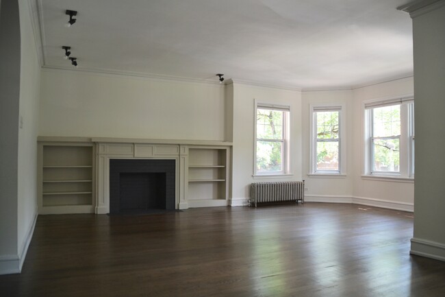 Living Room - 1406 W Thorndale Ave