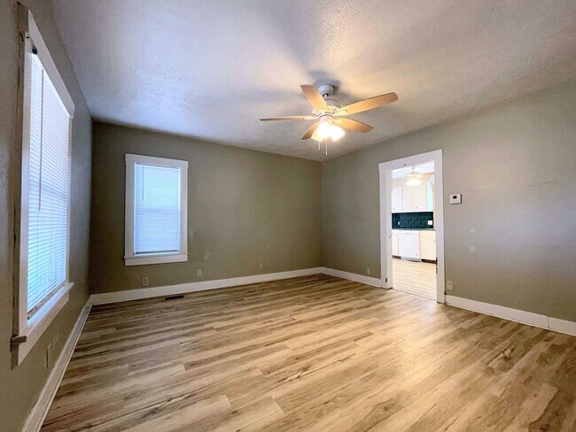 Building Photo - 2 Bedroom 1 Bathroom Bungalow