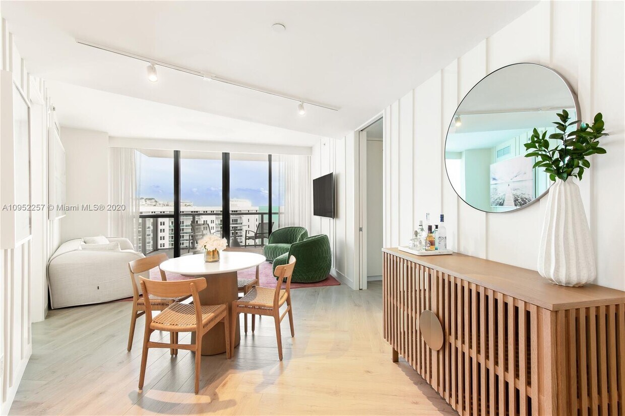 Primary Photo - 2201 Collins Ave