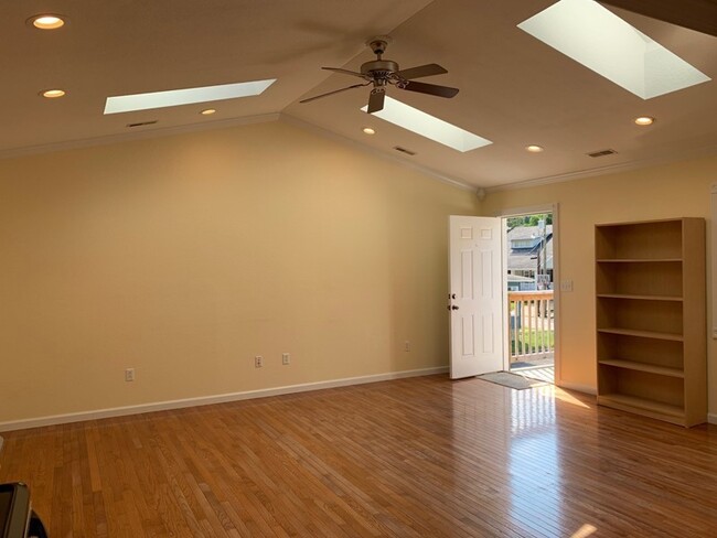 Building Photo - FOR LEASE!!