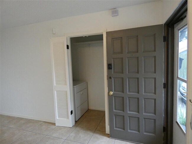 Foto del edificio - 2203 Western Trails Blvd