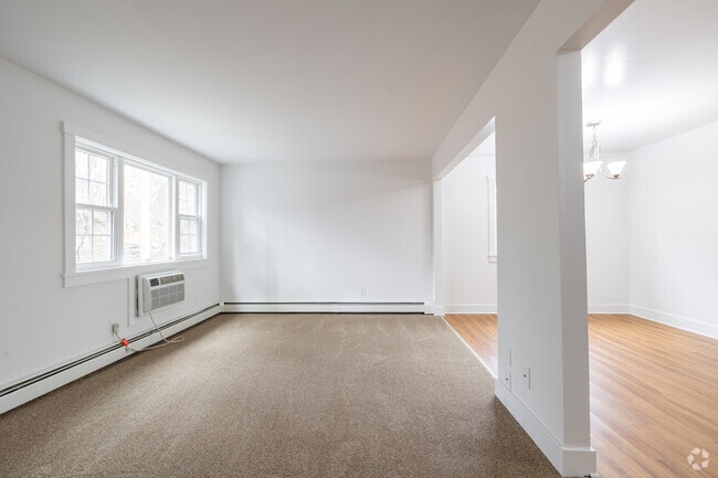 2 habitaciones, 1 baño - 1000 pies cuadrados - Sala de estar - Harriman Woods Apartments