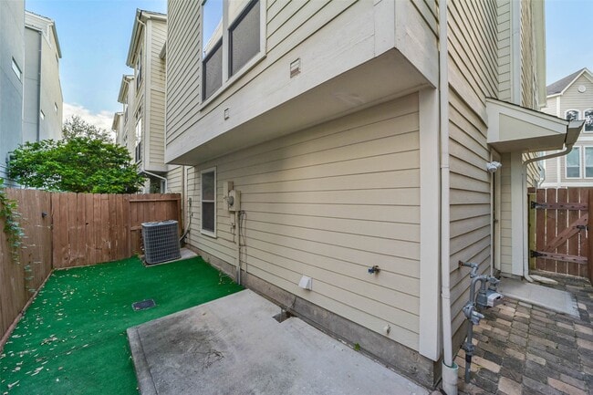 Building Photo - 1241 W 17th St