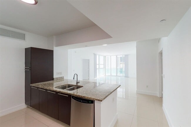 Building Photo - 951 Brickell Ave
