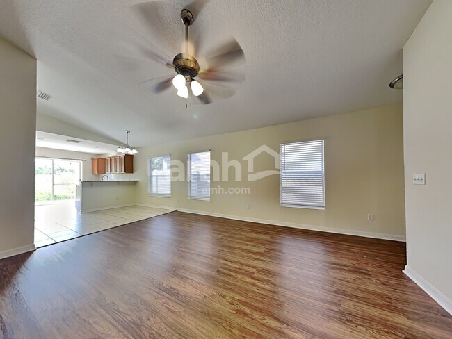 Foto del edificio - 8431 Deer Chase Dr